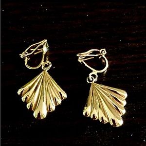 Earrings. Vintage. Gold tone.